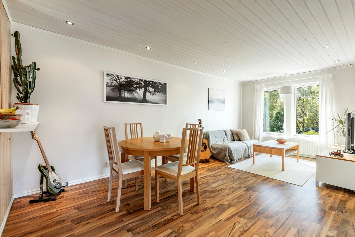 Stue og kjøkken, ca 26 m² tilsammen. Malt panel med downlights i taket og pent laminatgulv. Galleribilde