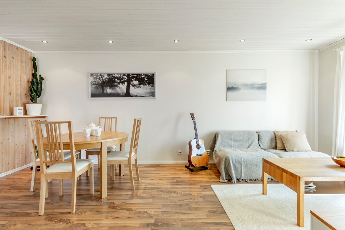Stuen har god plass både til salong og spisebord. Galleribilde