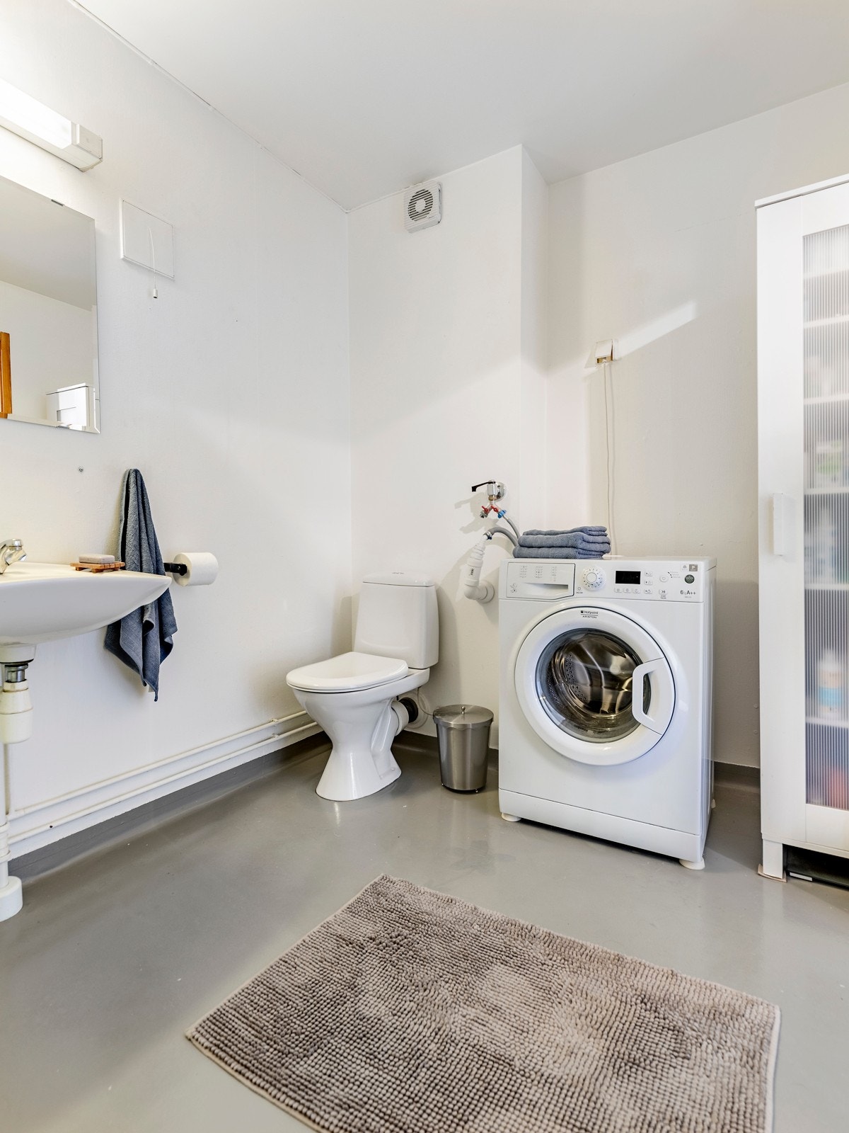 Badet er romslig og har opplegg for vaskemaskin. Galleribilde