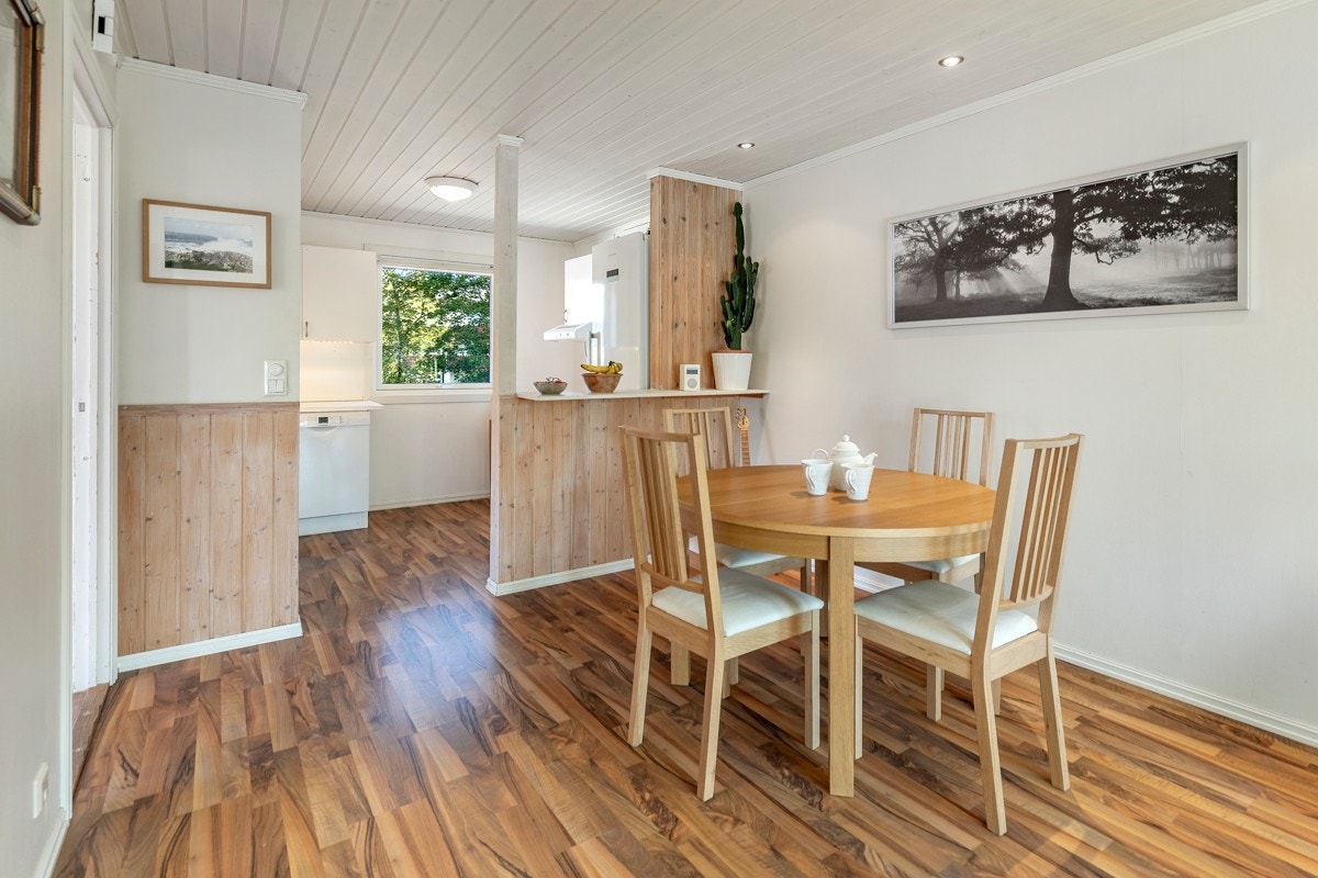 Kjøkkenet er avdelt med en delvegg mot stuen Galleribilde