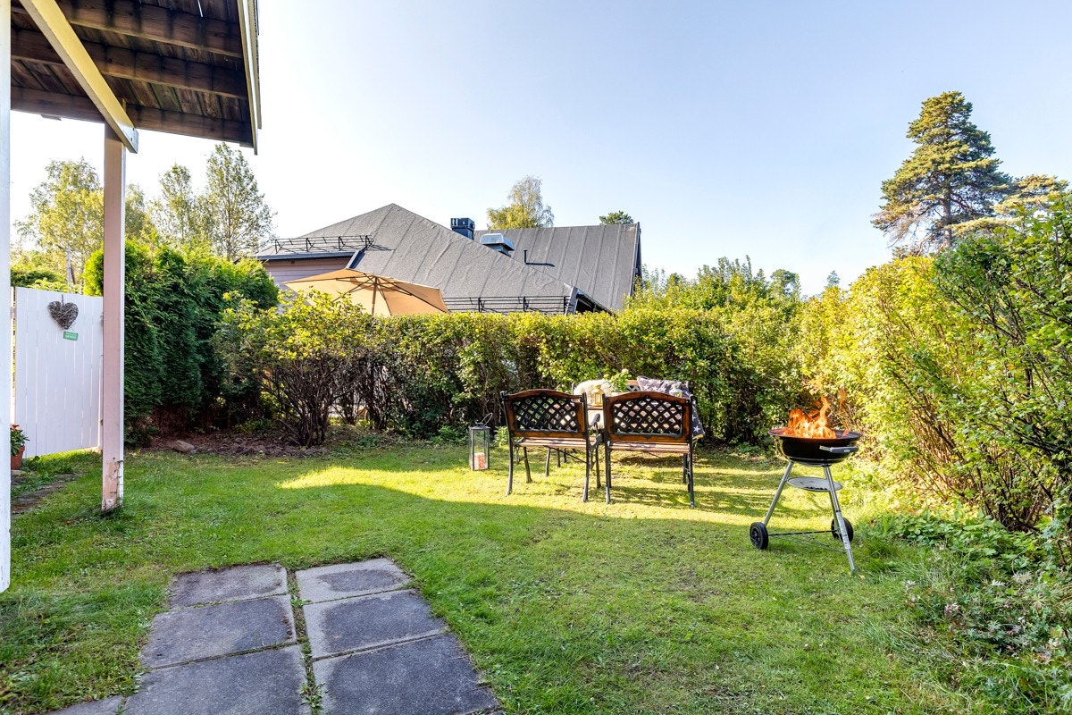 I hagen kan man nyte solen, og kose seg hele dagen. Galleribilde