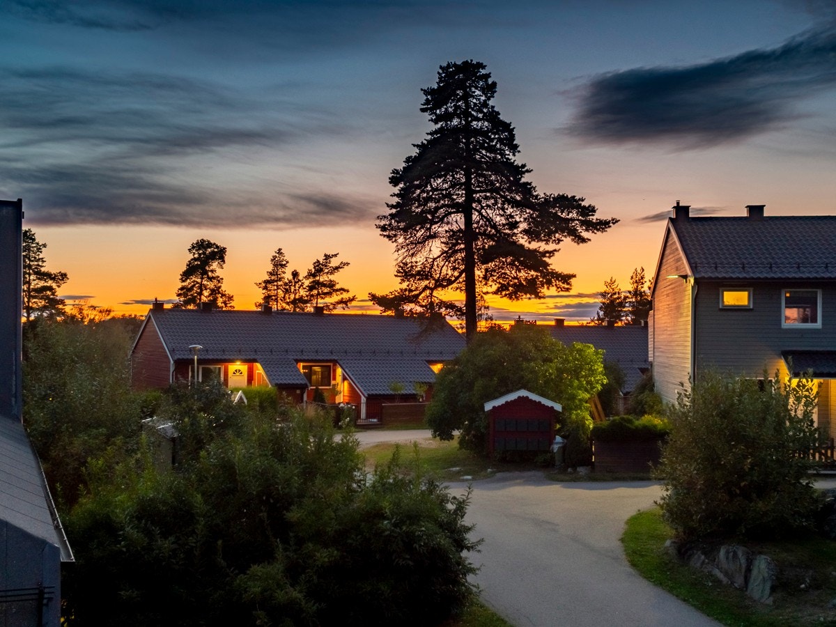 Velkommen til Rugdeberget 32. Stor 2-roms i 2. etasje i enderekkehus med balkong og liten hage. Balkongen er meget solrik og herfra kan man nyte mange flotte solnedganger. Galleribilde
