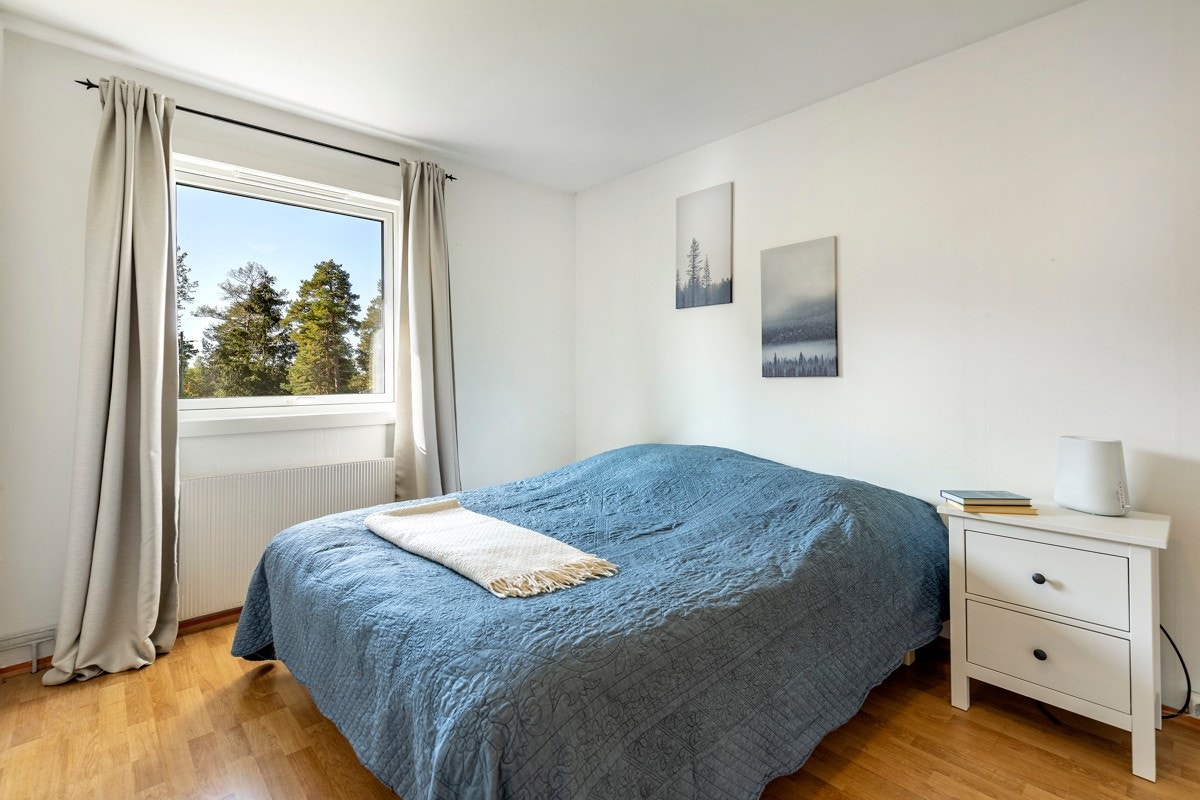 Eget soverom med østvendt vindu som vender mot skogen med morgensol. Galleribilde