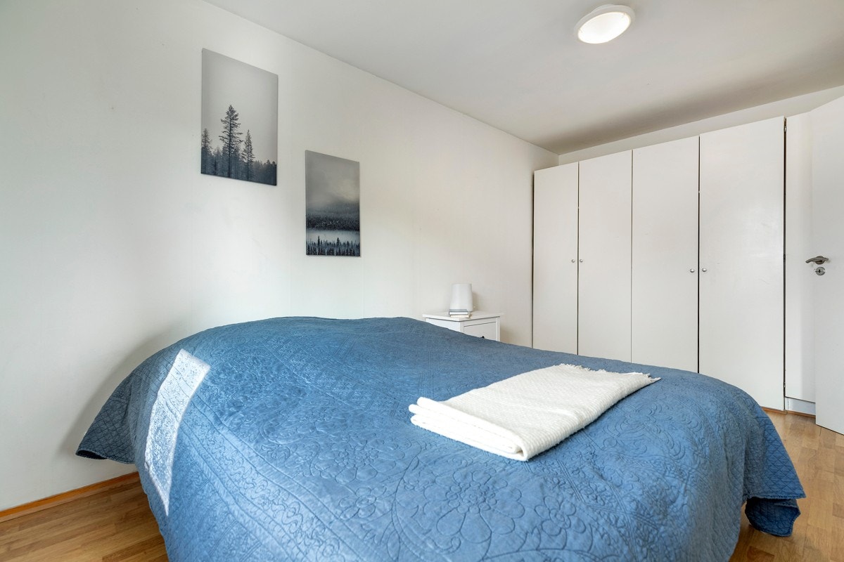 Det er 5 klesskap langs veggen innerst. Galleribilde