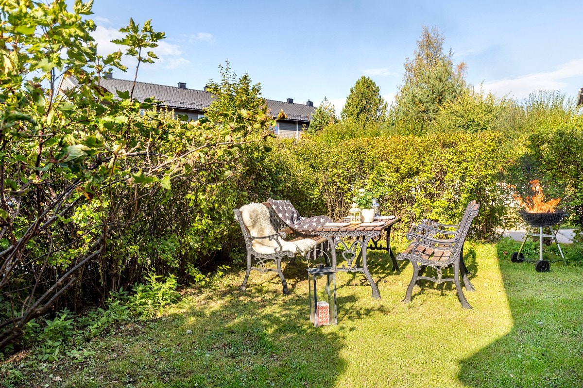 Det medfølger en liten hage, avskjermet med hekk. Her kan man ha mange venner på besøk, grille og kose seg. Galleribilde