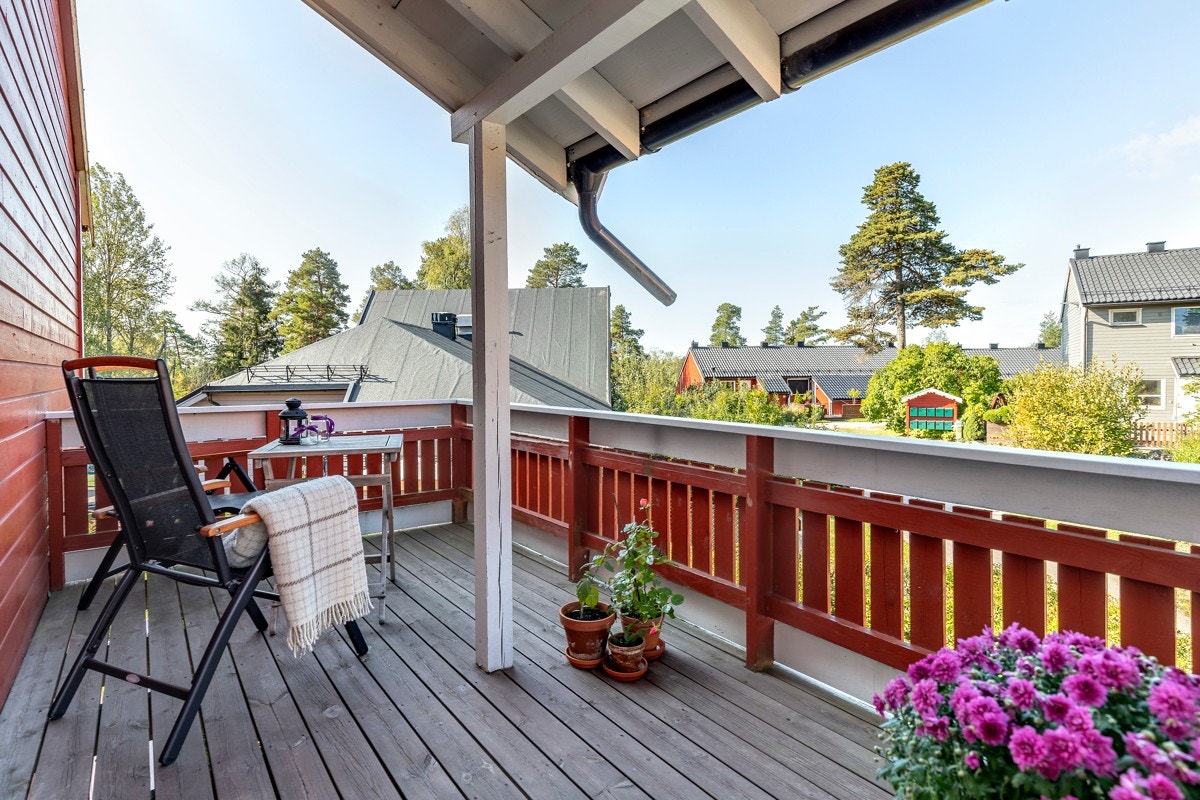 Balkongen er delvis overbygd, er usjenert, vestvendt og meget solrik. Galleribilde