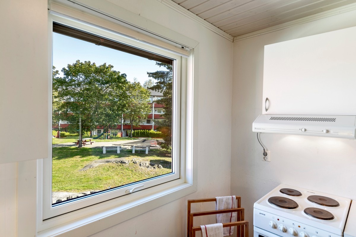 Utsikt fra kjøkkenvindu mot fellesareal i borettslaget. Galleribilde