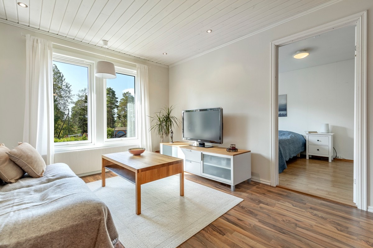 Det er et stort soverom i bakkant av stuen. Galleribilde