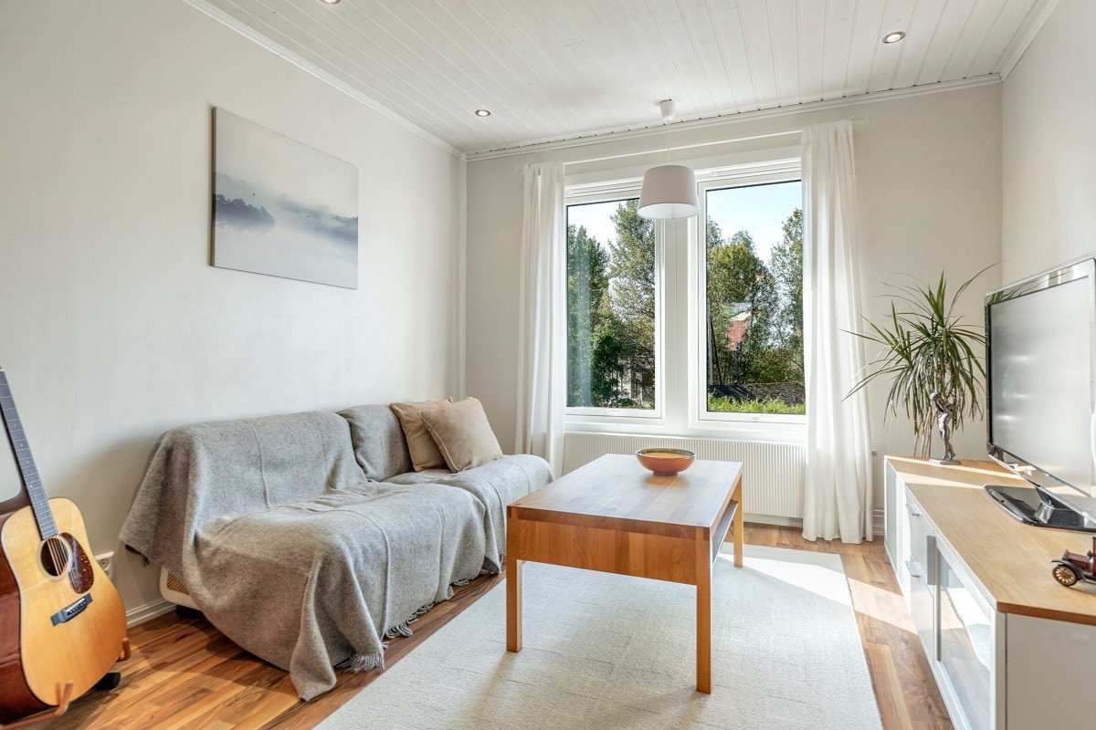 Stuevinduene vender ut mot skogen. Alle vinduene ble skiftet i 2012. Galleribilde