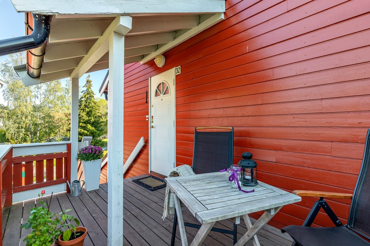 Balkong og overbygd inngangsdør. Veldig praktisk ved nedbør. Galleribilde