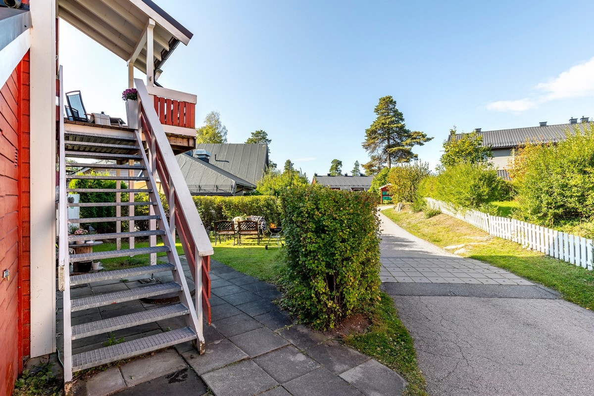 Utvendig trapp til leiligheten og balkongen samt adkomst til hagen. Galleribilde