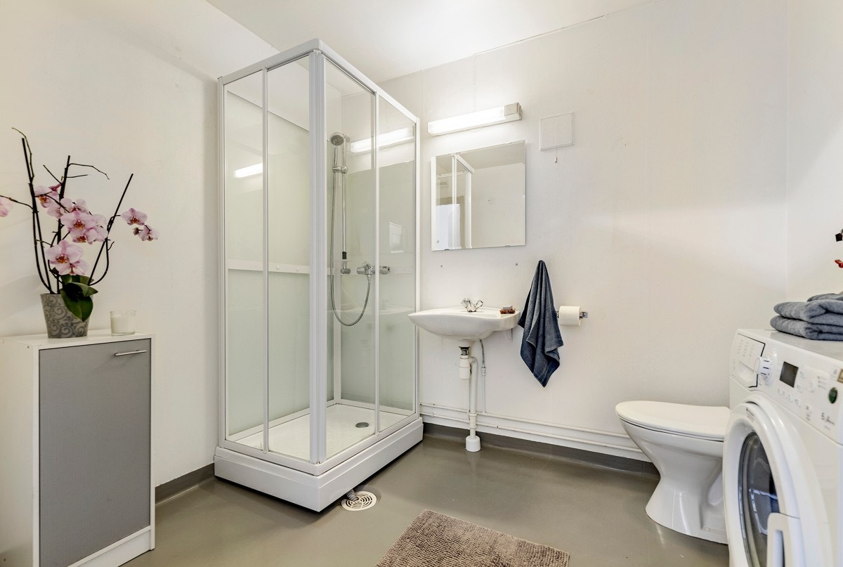 Badet har dusjkabinettet i 2016 og toalett fra 2012. Galleribilde