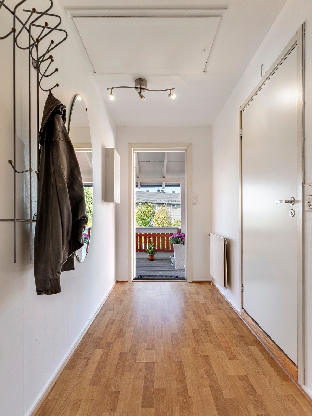 Entreen har loftsluke med stige til praktisk lagringsloft. Galleribilde