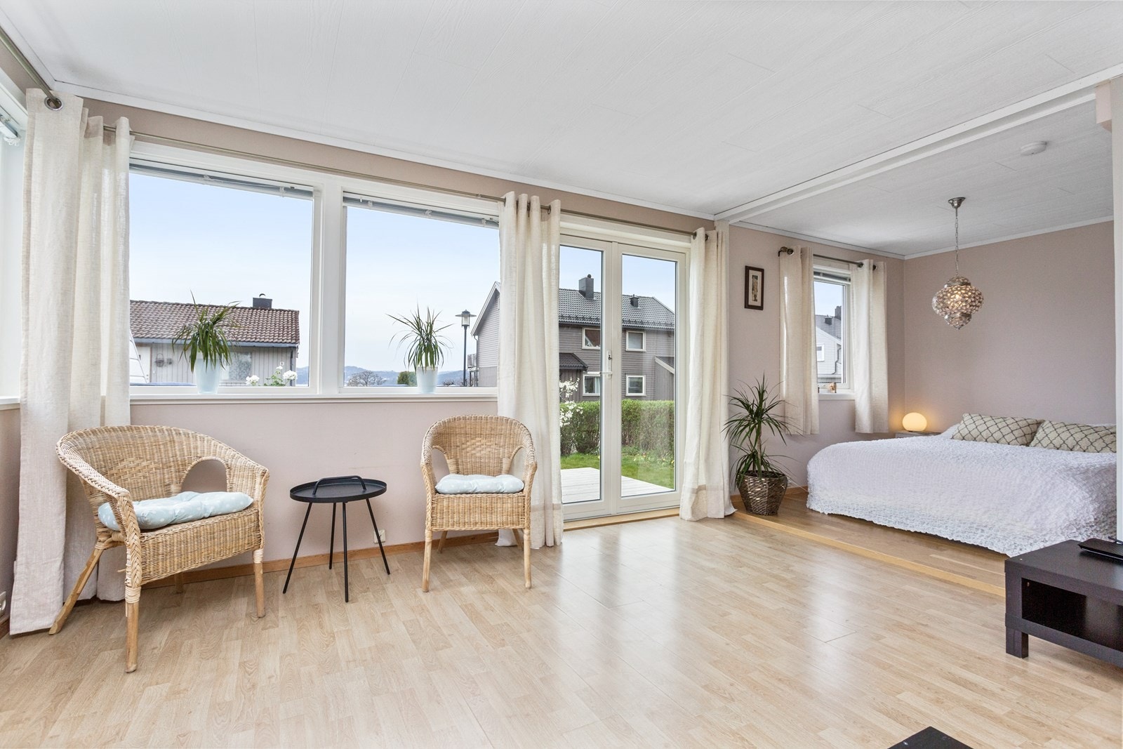 Stue leilighet med utgang til terrasse/hage. Galleribilde