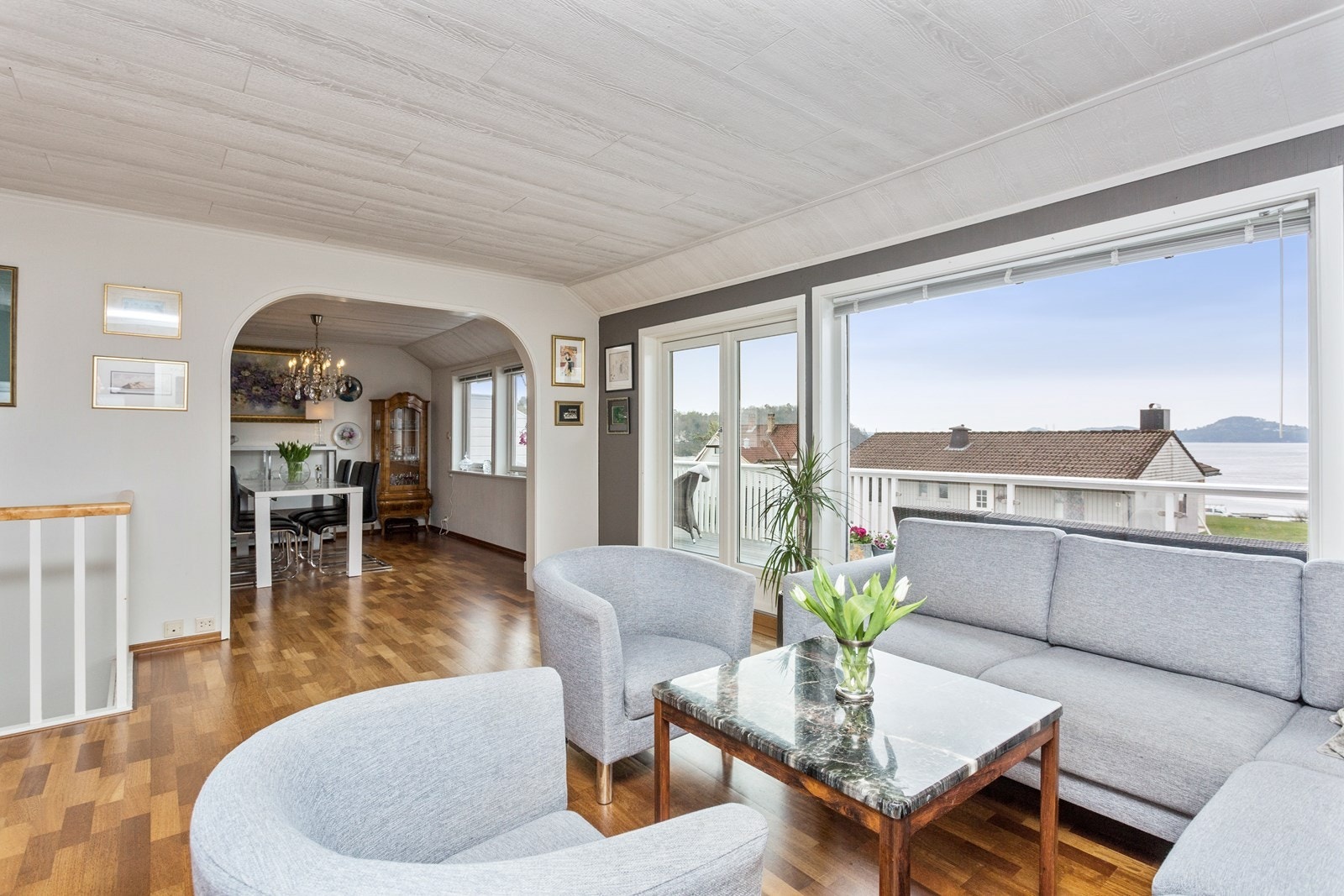 Stue hoveddel med utgang til romslig veranda. Galleribilde