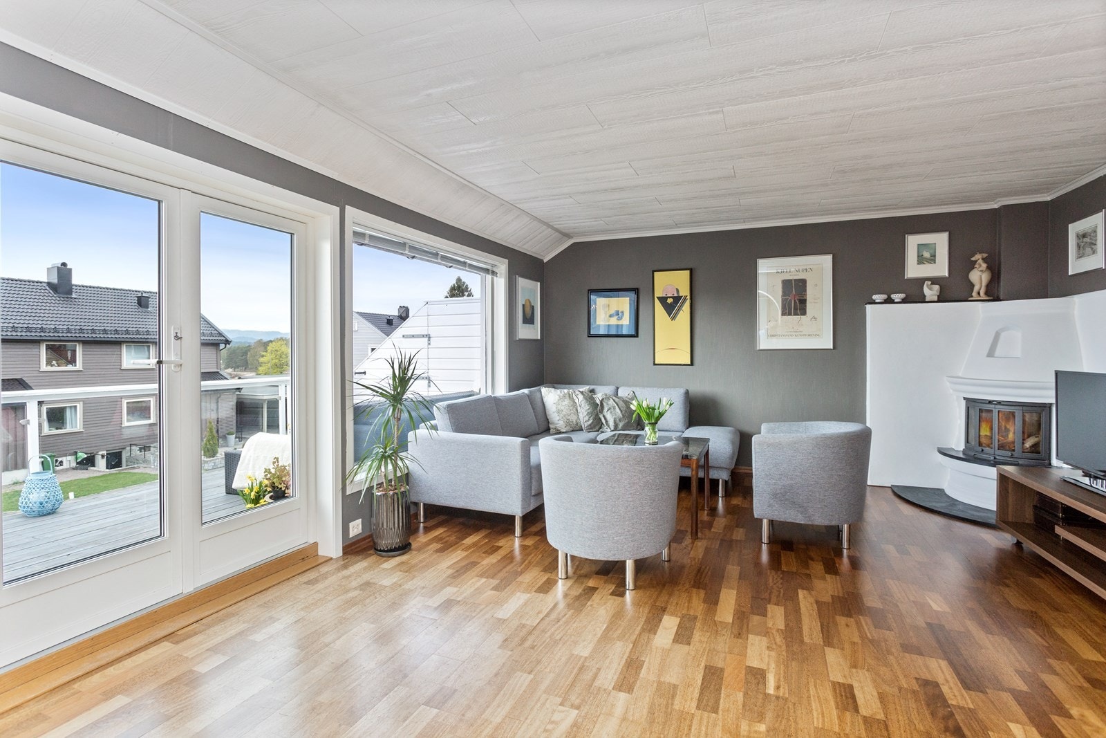 Stue med peis hoveddel. Galleribilde