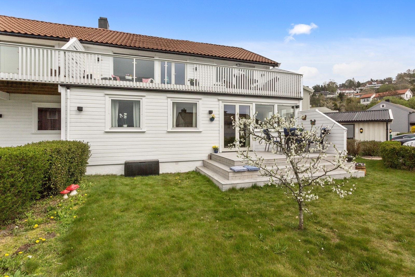 Fasade med garasje på siden. Galleribilde