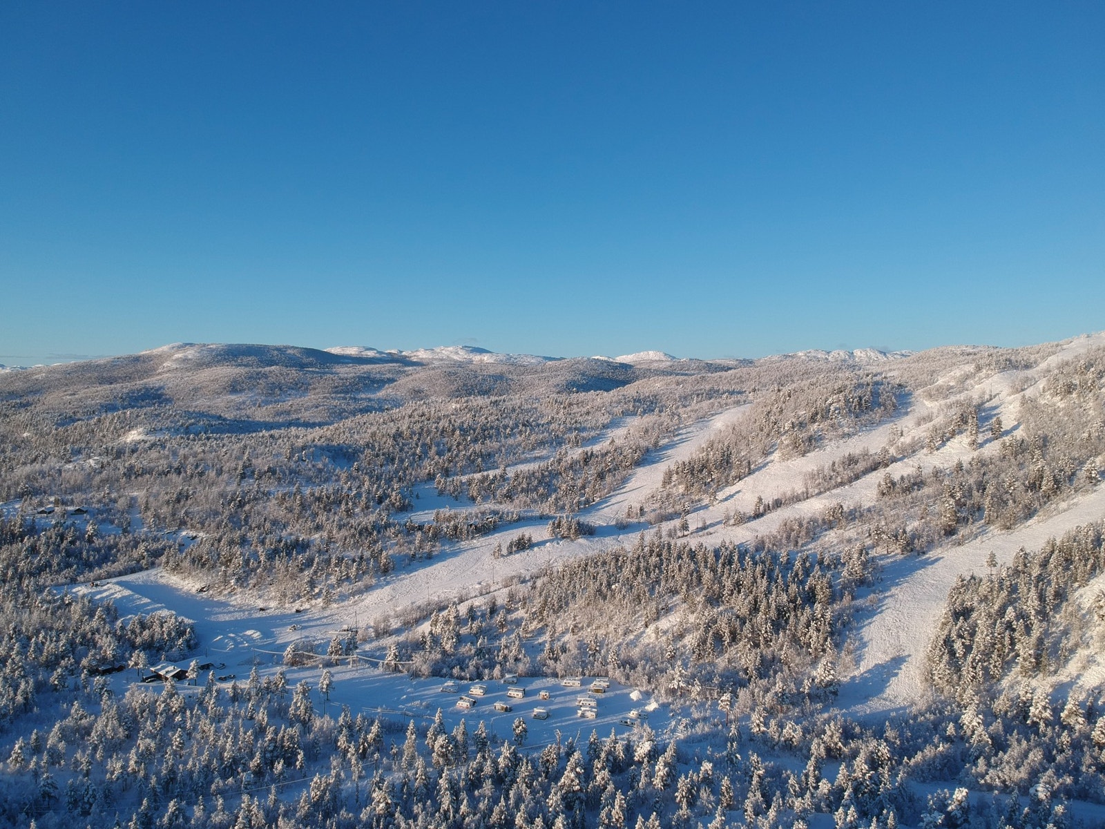 Tomtene er i ulike størrelser, alle med gode muligheter til oppføring av din drømmehytte. Tomtestørrelse fra 798 kvm til 3300 kvm Galleribilde