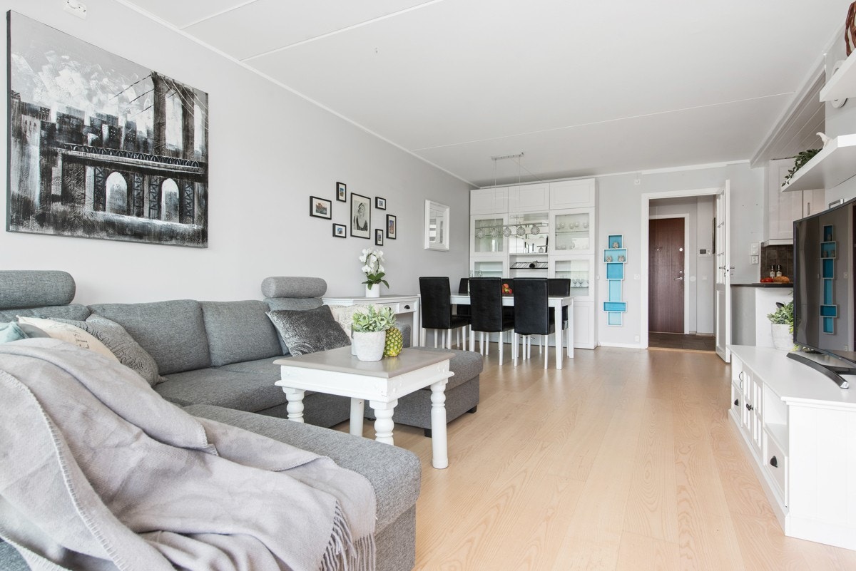 I stuen er det rom for både spisegruppe og sofamøbler. Galleribilde