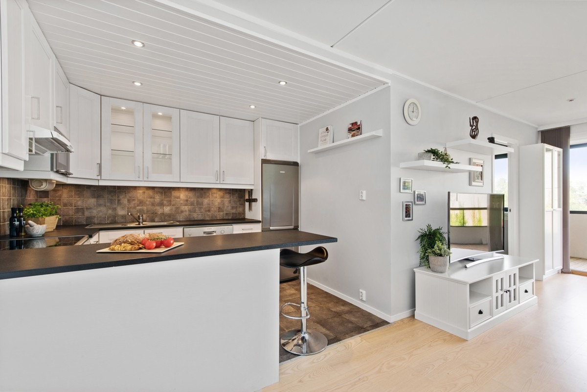 Fliser på gulv og spotter i tak. Galleribilde