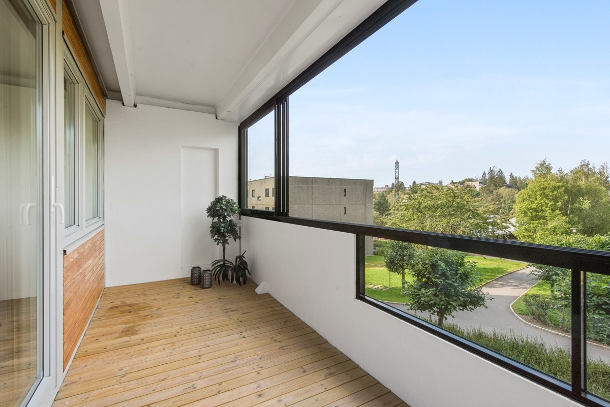 Balkong med fin utsikt over nærområdet. Galleribilde