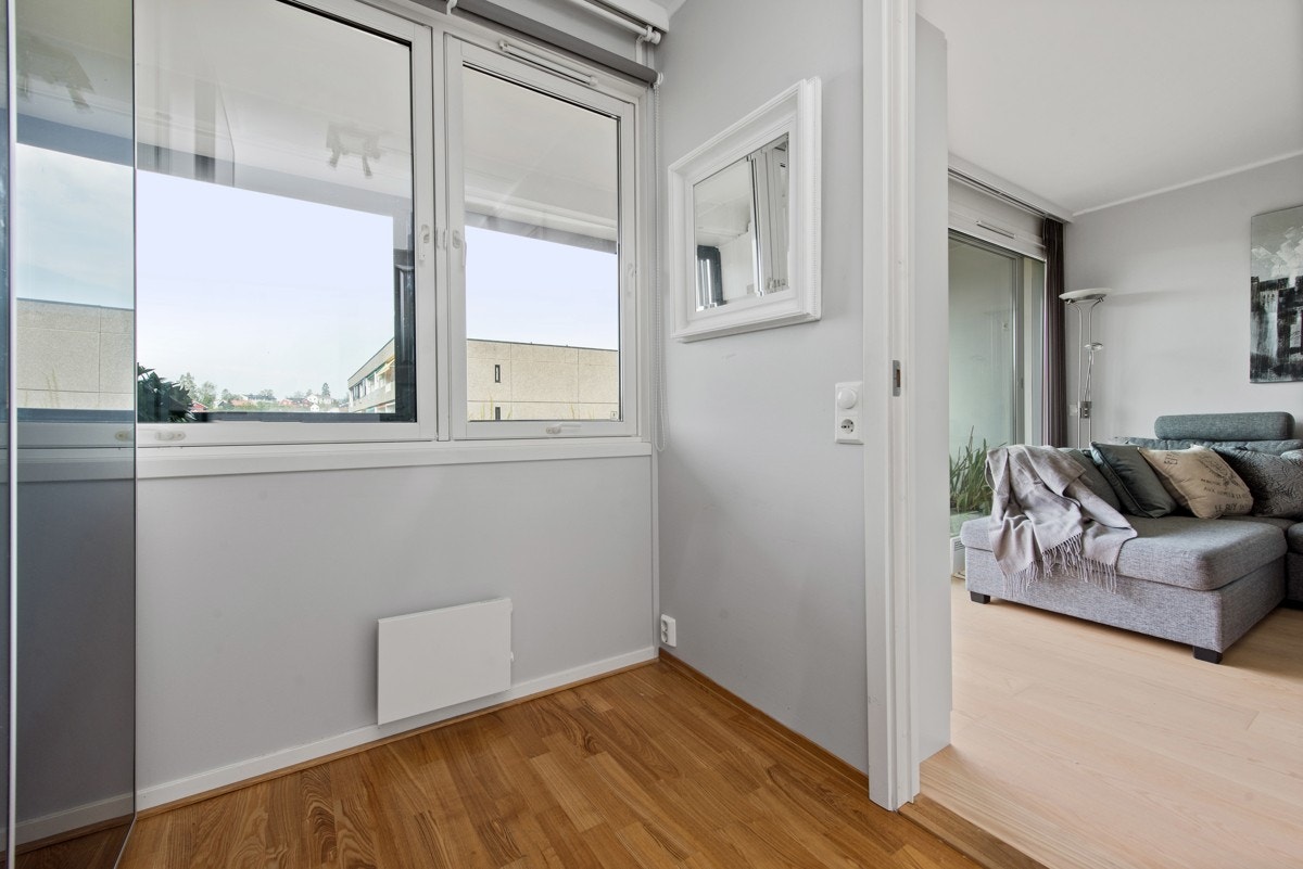 Soverom innredet med garderobeskap. Galleribilde