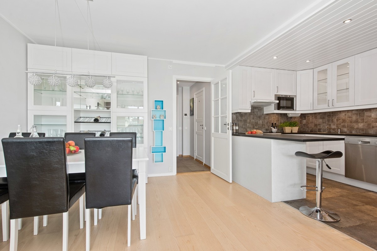 Like ved kjøkkenet er det plass til en romslig spisegruppe. Galleribilde