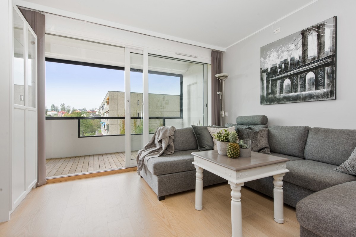 Leiligheten har en luftig stue med plass til en romslig sofa. Galleribilde