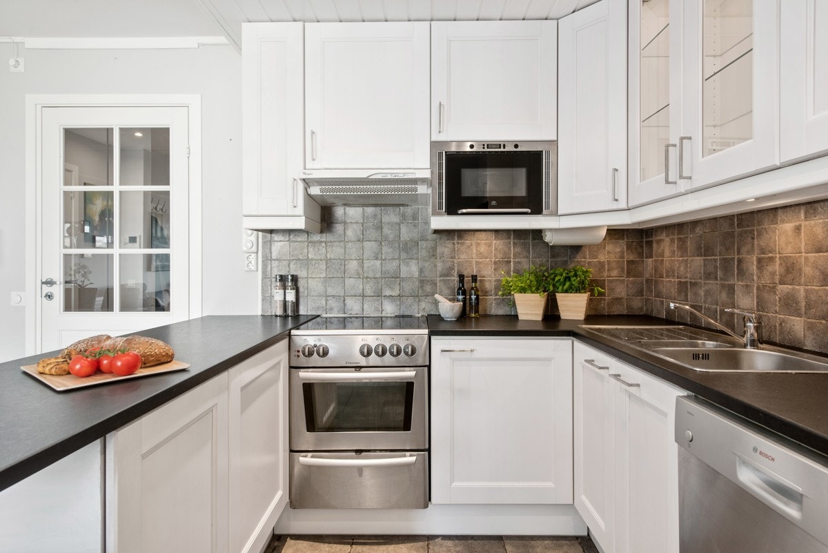 Moderne kjøkken med lyse fronter. Galleribilde