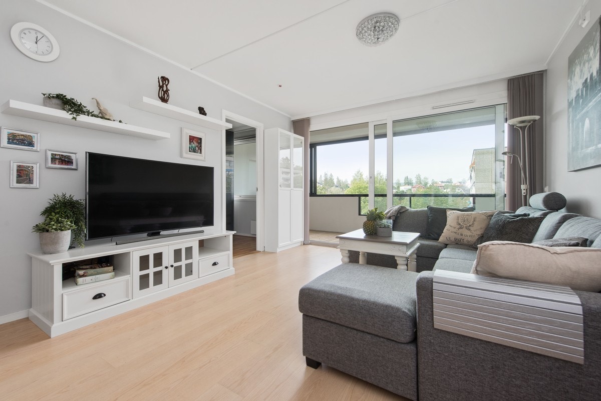 Store vindusflater som slipper inn naturlig lys. Galleribilde