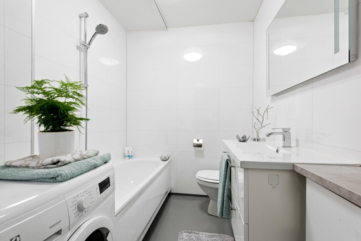 Stort bad lyse baderomsmøbler. Galleribilde