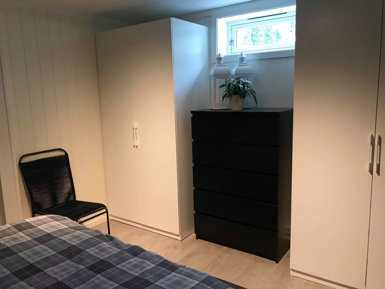 soverom med god skapplass og kommode Galleribilde