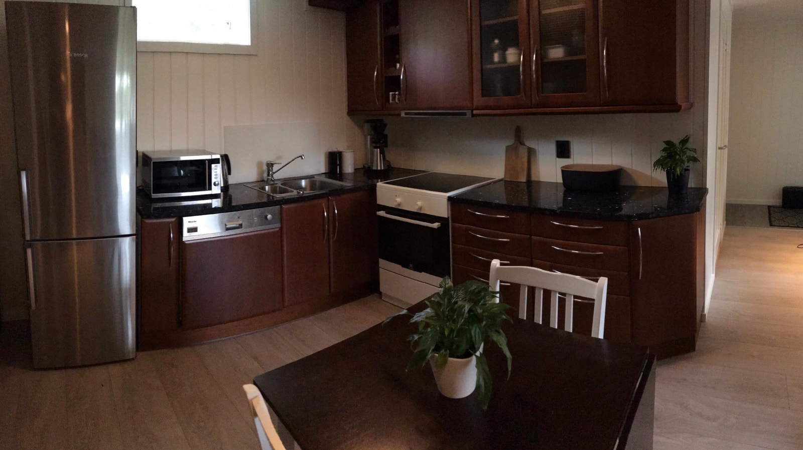 kjøkken med kjøl/frys, induksjonsovn og vaskemasjon. Kjøkkenbord med to stoler. Service, bestikk, kaseroller og det mest nødvendige av kjøkkenutstyr kan følge med. Galleribilde