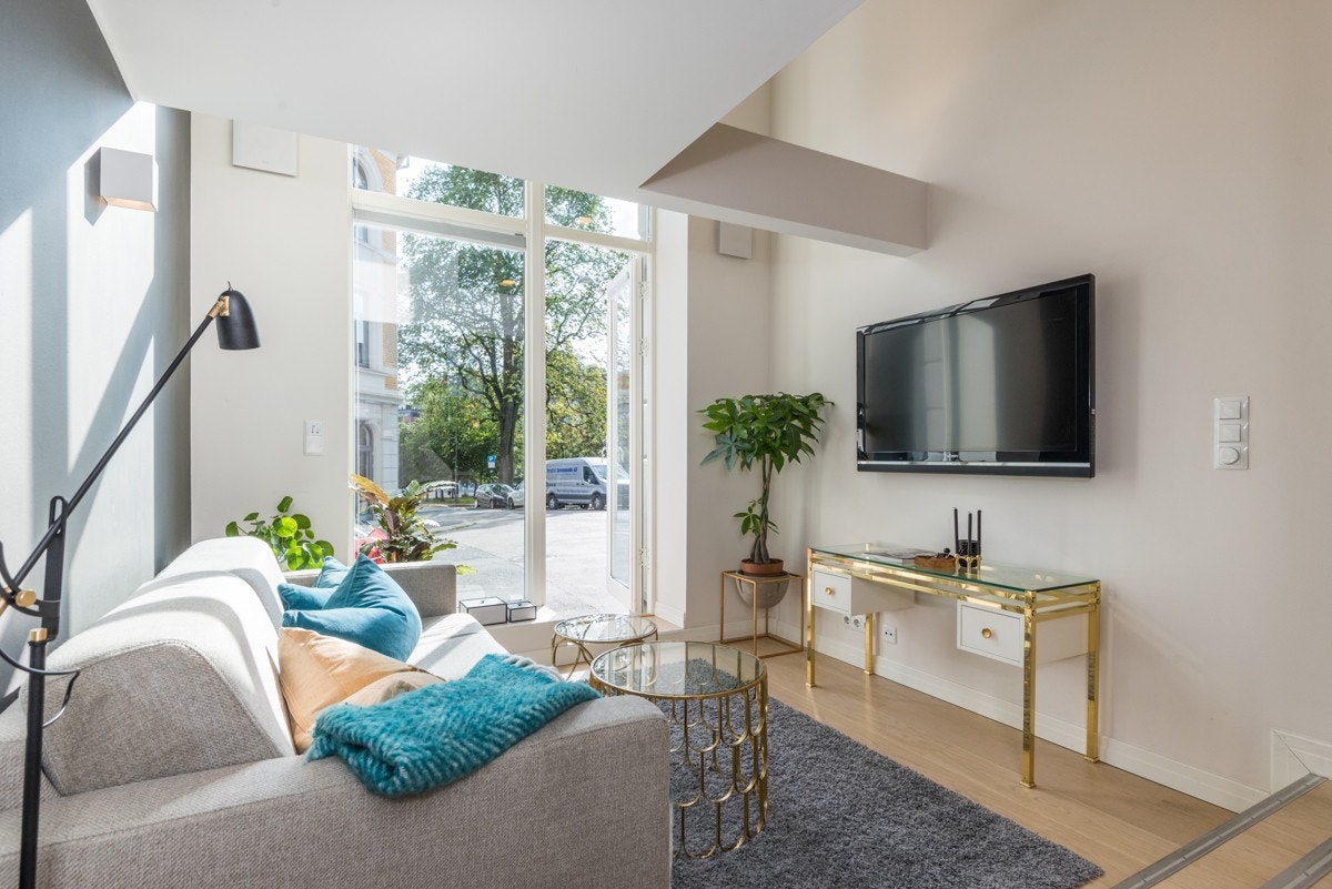 Romslig stueløsning med direkte tilkomst til bakkeplan Galleribilde