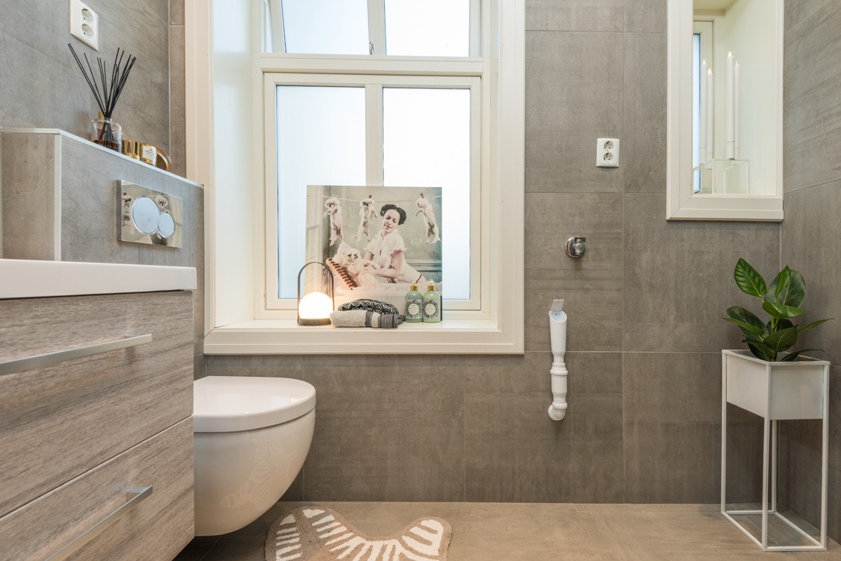 Lekkert romslig bad med vegghengt wc, vask, dusj og store lysflater Galleribilde