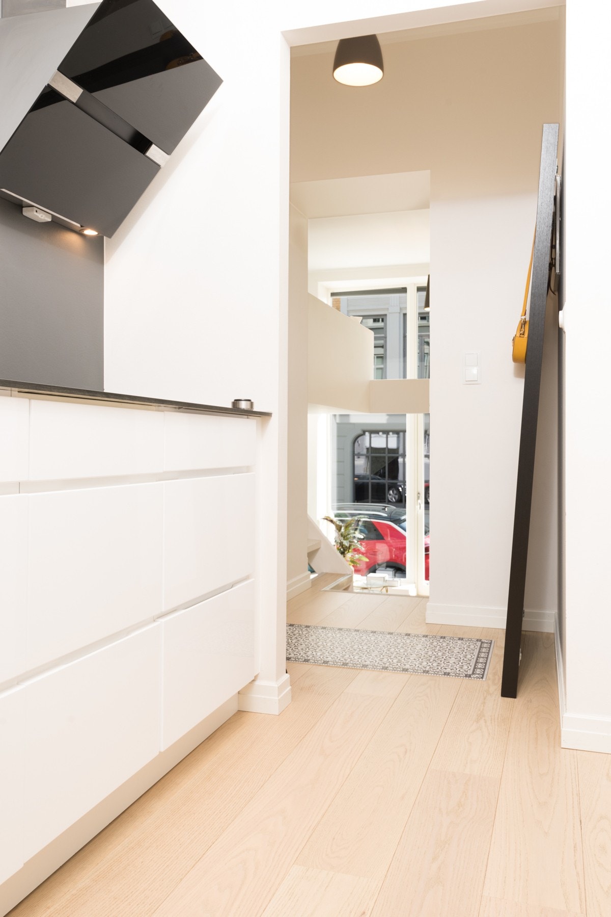 Fra kjøkkenet kan man se hele leiligheten. Lekker moderne ventilatorhette på kjøkkenet Galleribilde