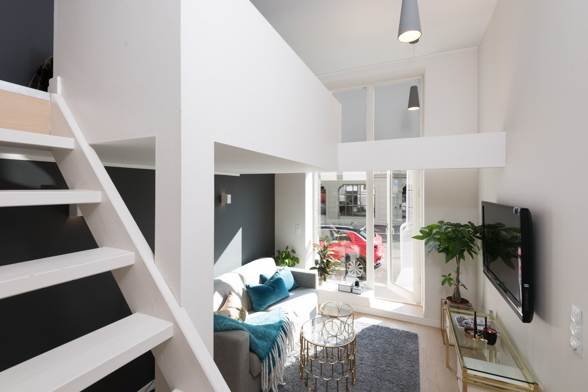 Arealeffektiv suiteleilighet med fantastisk takhøyde som gir et luftig inntrykk Galleribilde