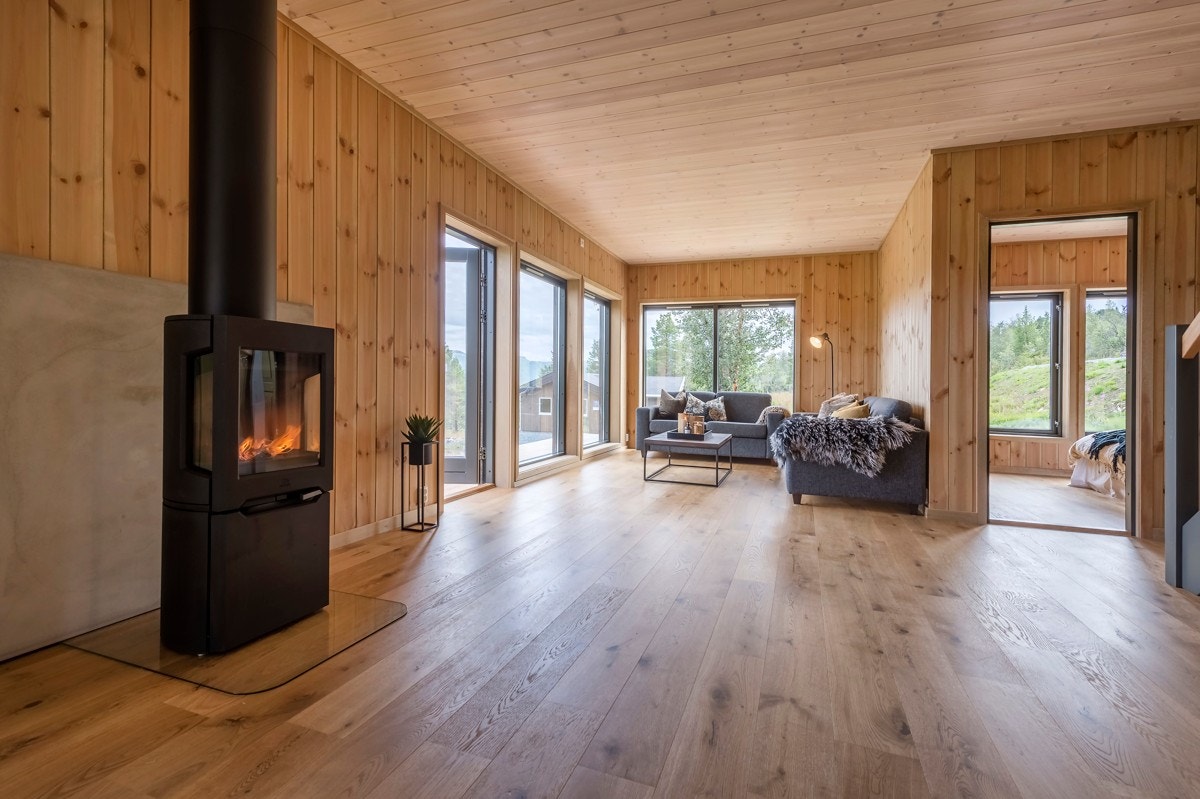 Vedovnen i stuen gir en lun og behagelig oppvarming og er et koselig alternativ til strømforsynt oppvarming. Galleribilde
