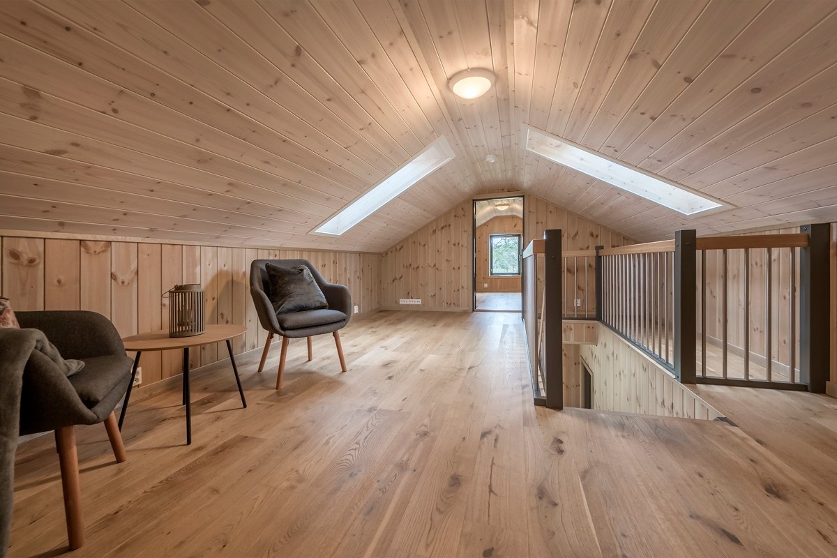 Romslig loftstue. Galleribilde