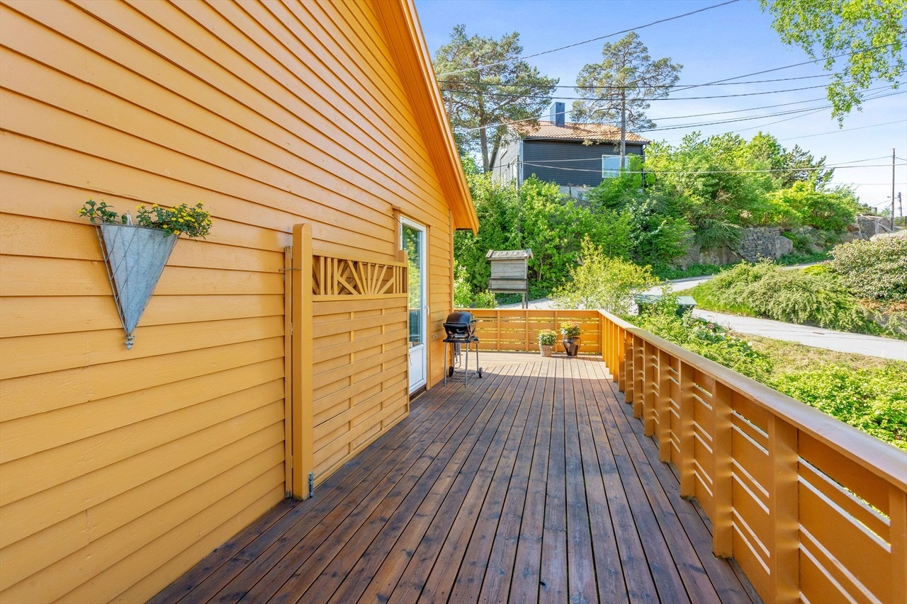 Stor beranda med levegg som er fin for å fjerne både vind og innsyn! Galleribilde