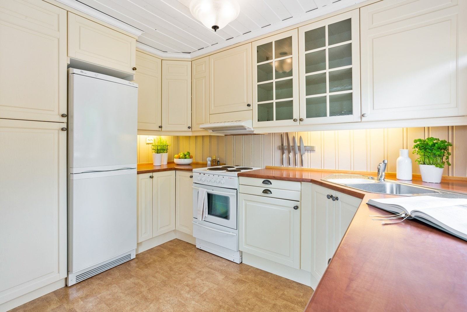 Godt med skap -og benkeplass med hvitevarer som medfølger Galleribilde