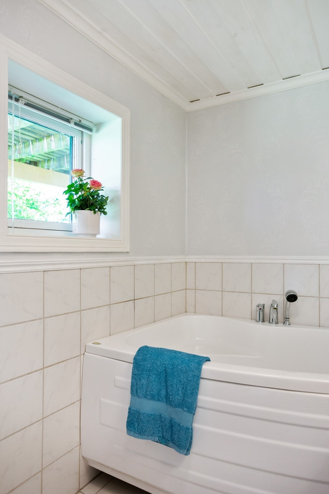 Flislagt lyst og pent bad med hjørnebadekar og varmekabler Galleribilde