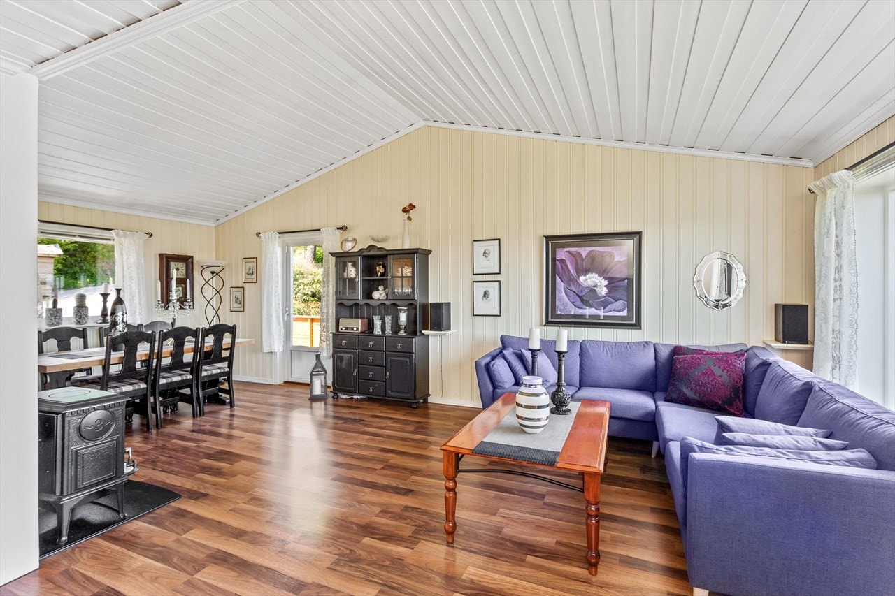 Her har du god plass til sofagruppe og spisegruppe Galleribilde