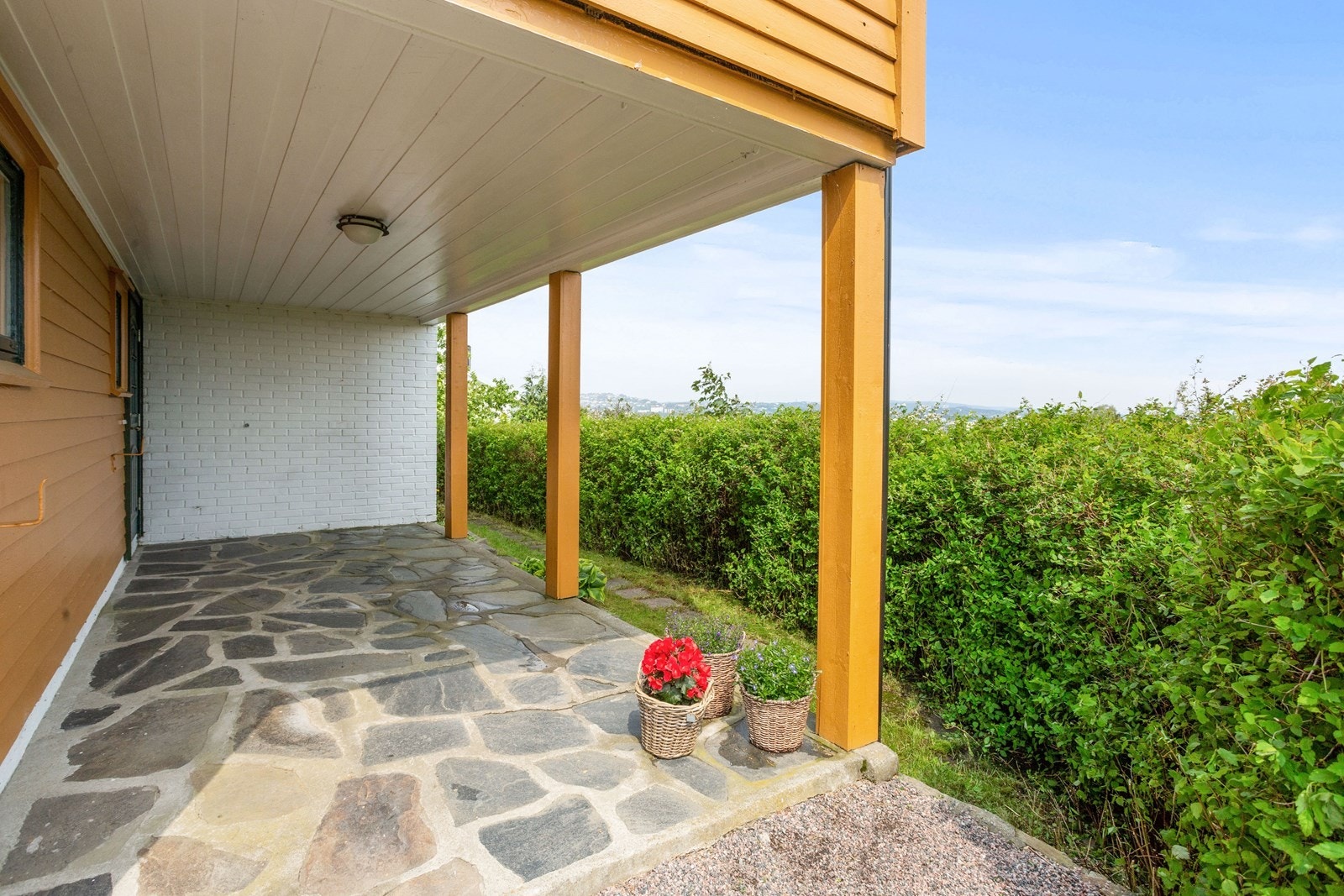 Inngangsparti med tak Galleribilde