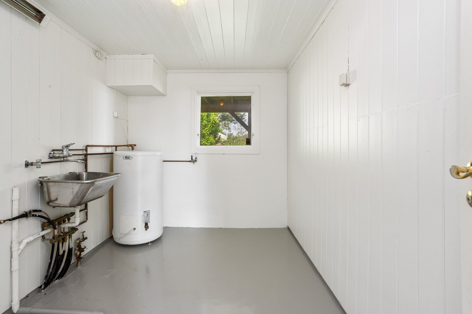 Vaskerom med god plass til lagring og oppbevaring Galleribilde