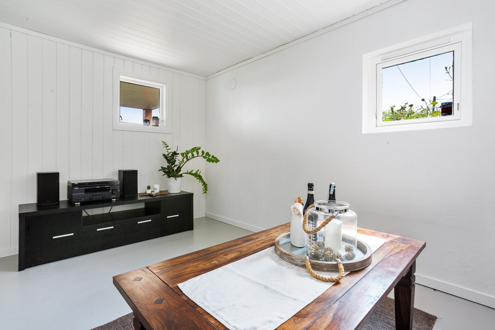 God plass til møbler og godt med dagslys fra 2 vinduer Galleribilde