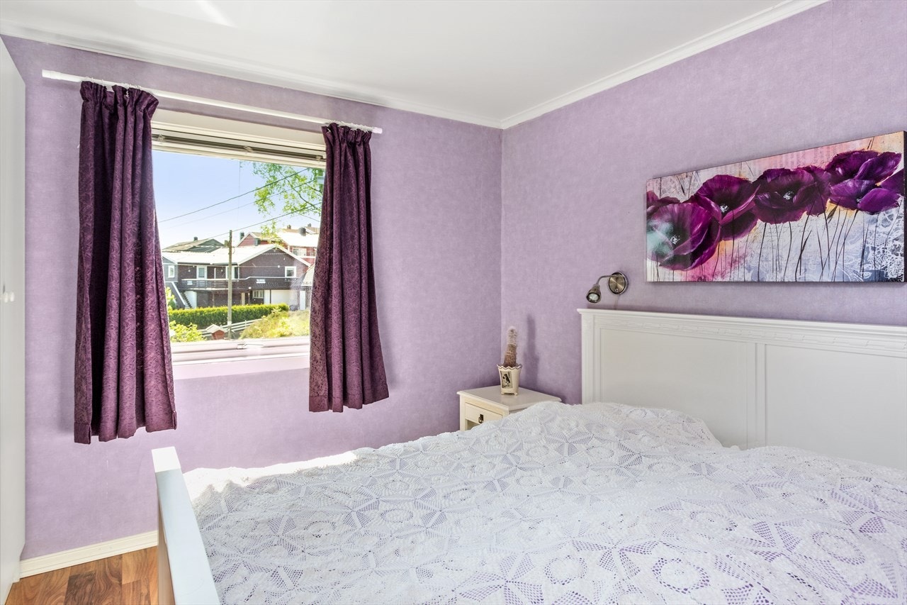 Soverom 2 i 2.etg, god plass til dobbeltseng og garderobe med utsikt til flekkerøya Galleribilde