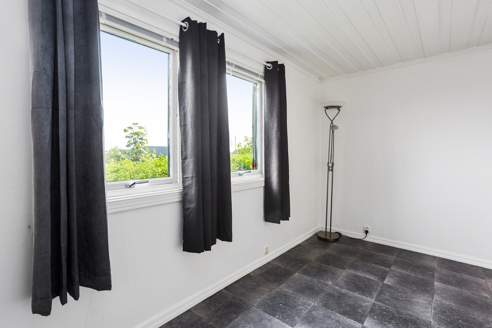 Store og gode vinduer som gir godt med dagslys Galleribilde