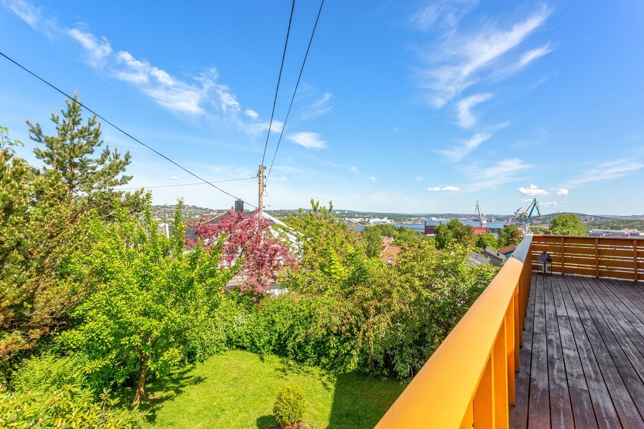 Frodig og grønn hage og nydelig utsikt fra et familievennlig område! Galleribilde