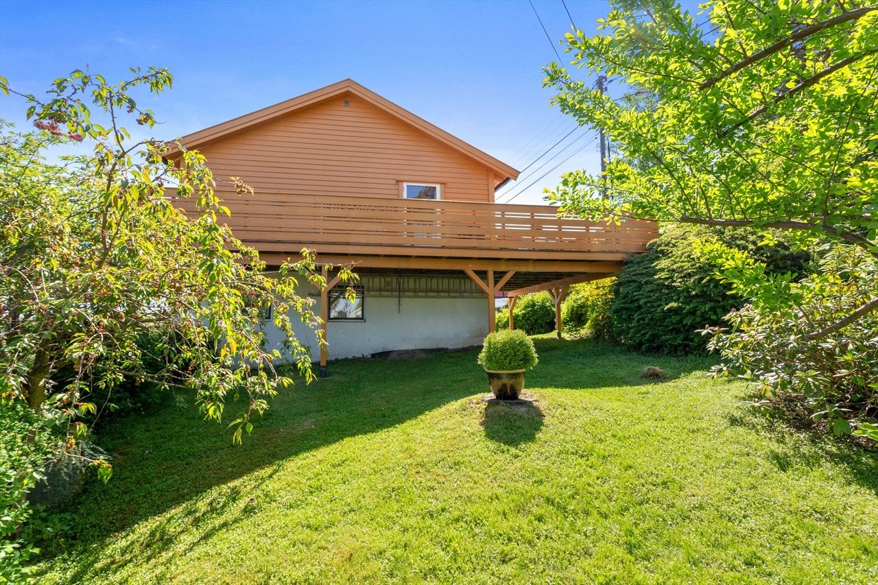 Frodig grønn hage og tomt på nesten 1 mål Galleribilde